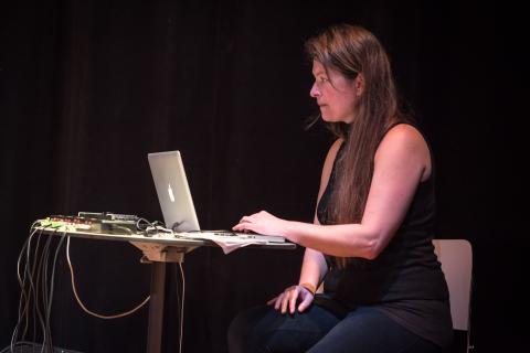 Jobina Tinnemans conducts the performance at Maunula House 4.2.